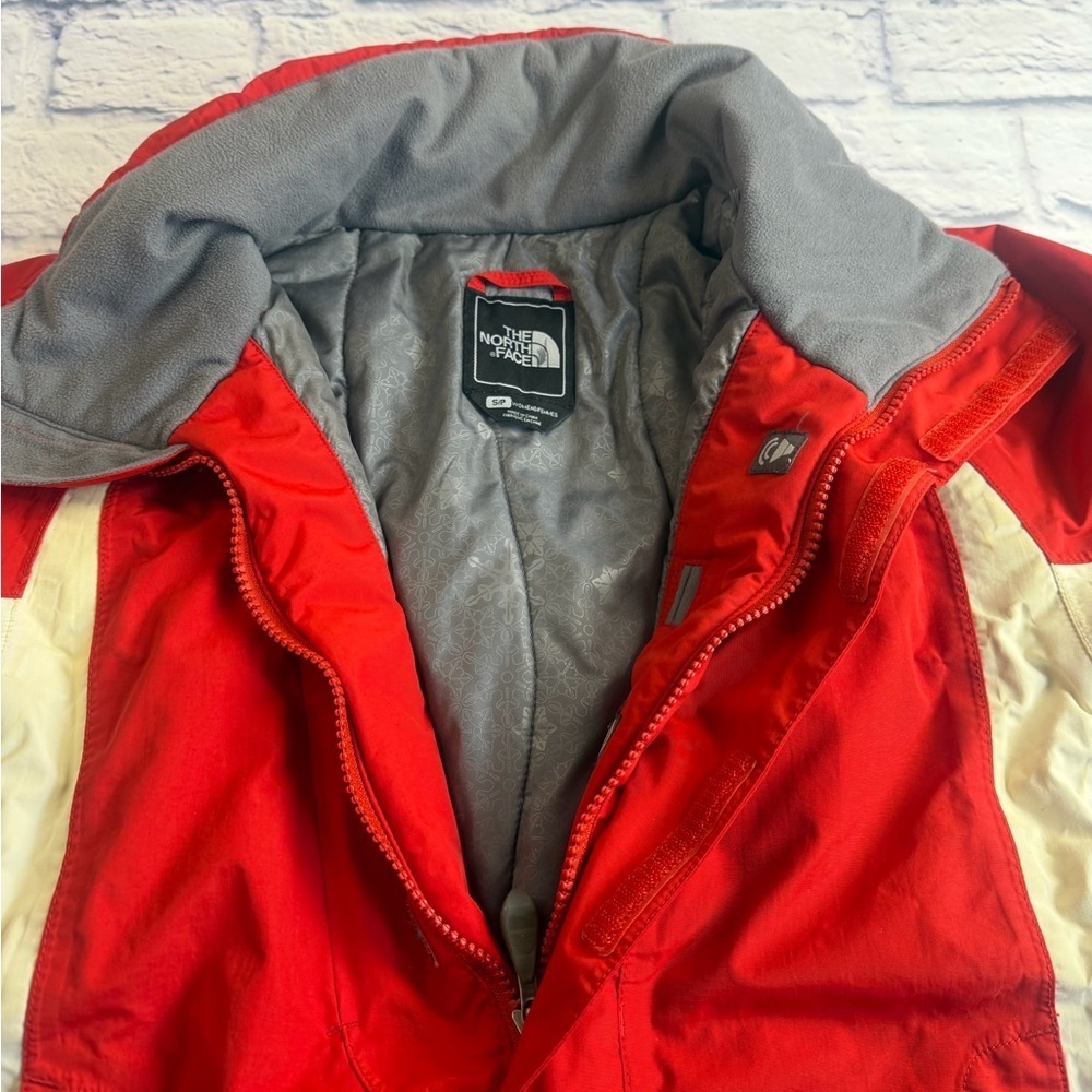 The North Face Vibrant Red and Cream Jacket. Size Small. Snow Ski. - Picture 7 of 12